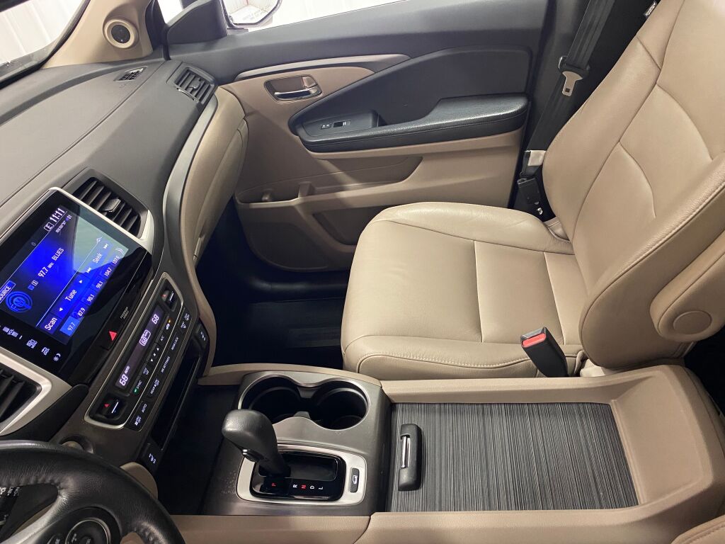 2016 Honda Pilot photo 35 of 38