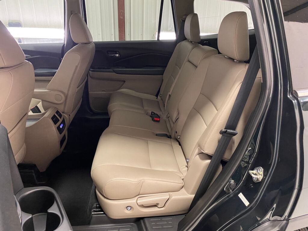 2016 Honda Pilot photo 27 of 38