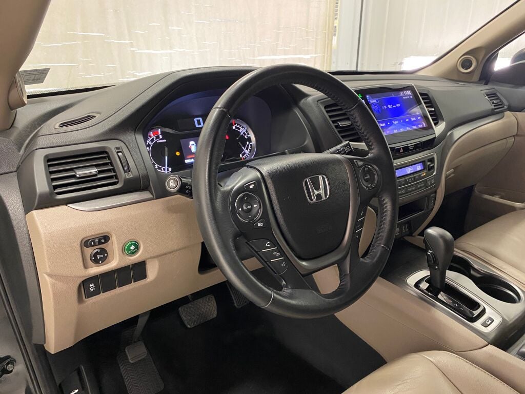 2016 Honda Pilot photo 13 of 38