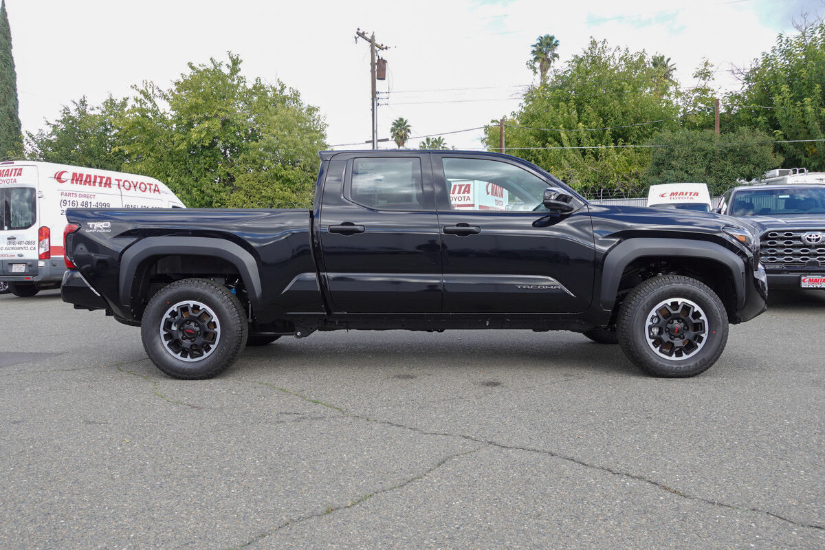 2025 Toyota Tacoma TRD Off-Road photo 2