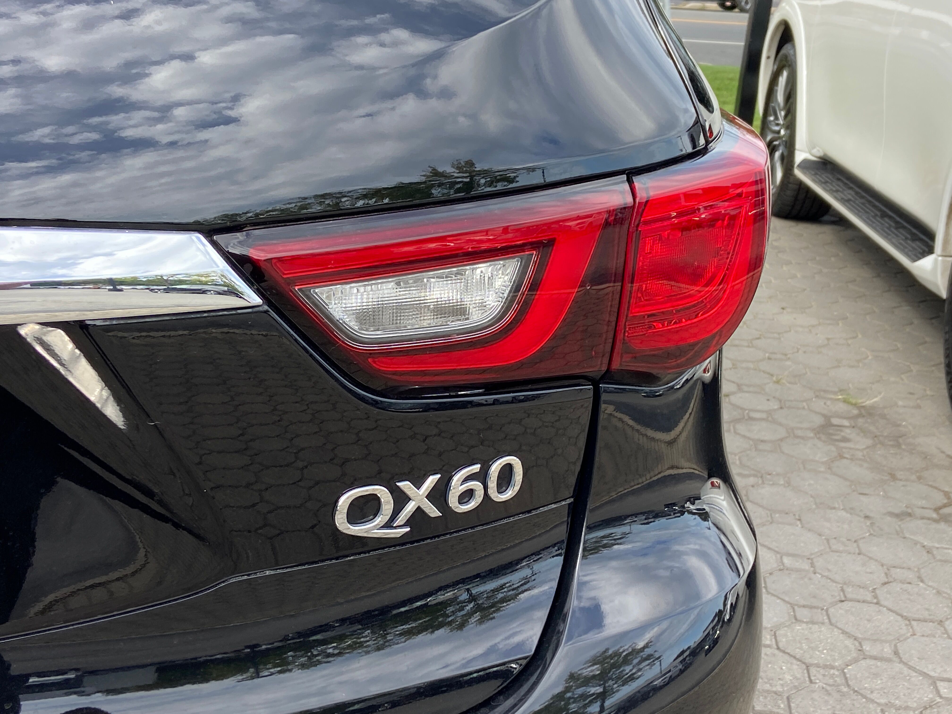 2020 Infiniti QX60 Luxe photo 2
