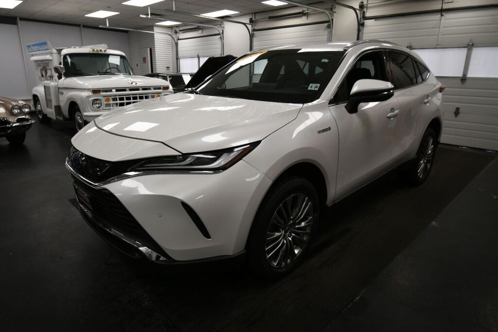 View vehicle photo 4