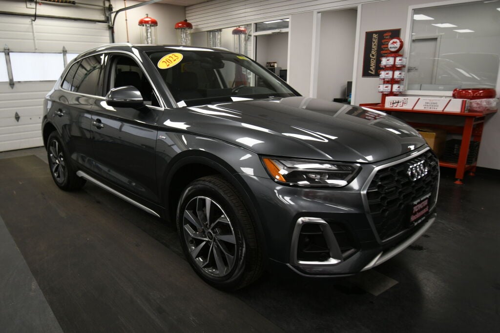 View vehicle photo 2