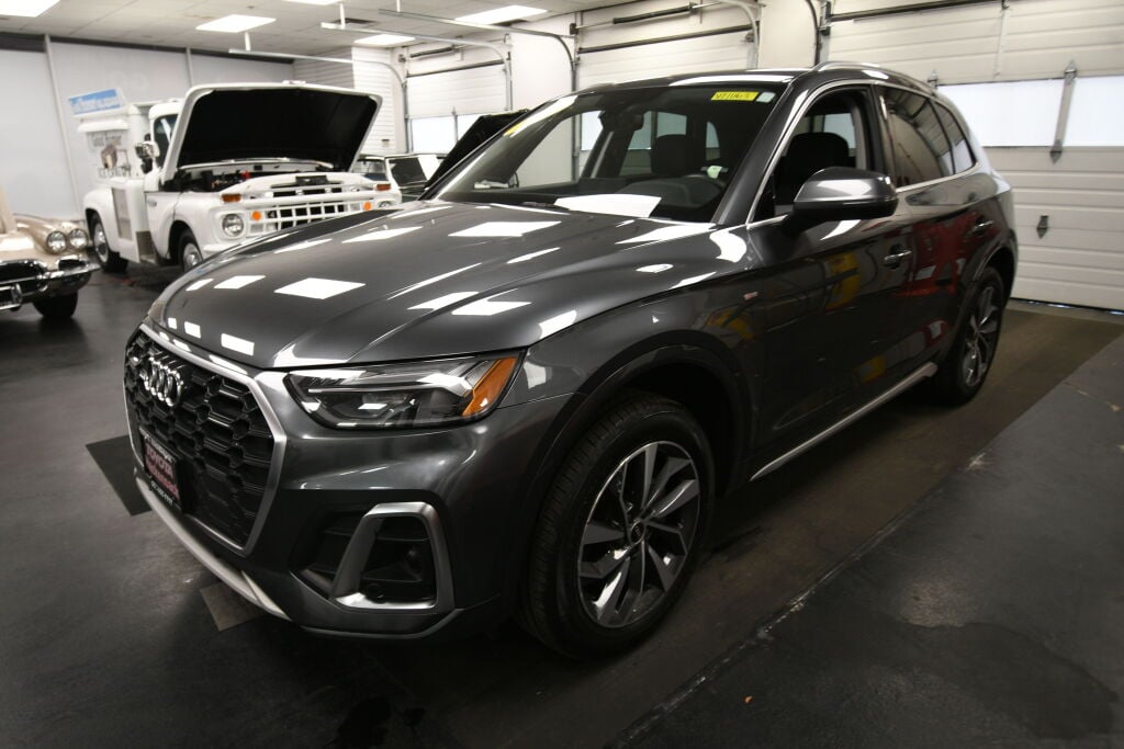 View vehicle photo 4
