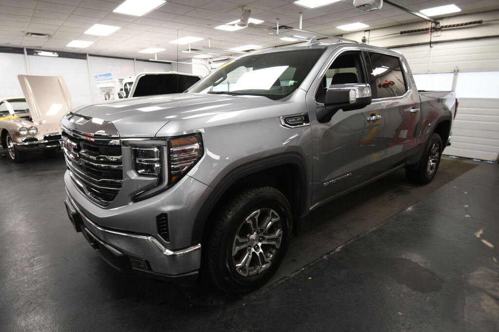 View vehicle photo 4