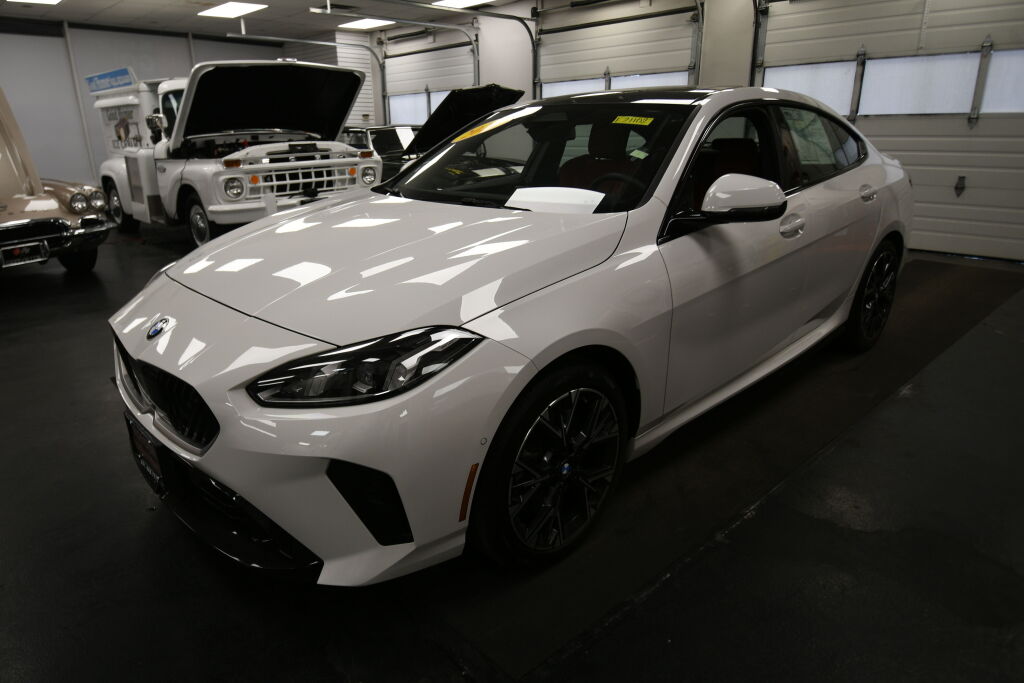View vehicle photo 4