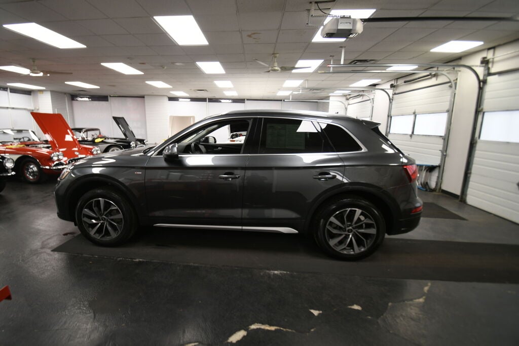View vehicle photo 5