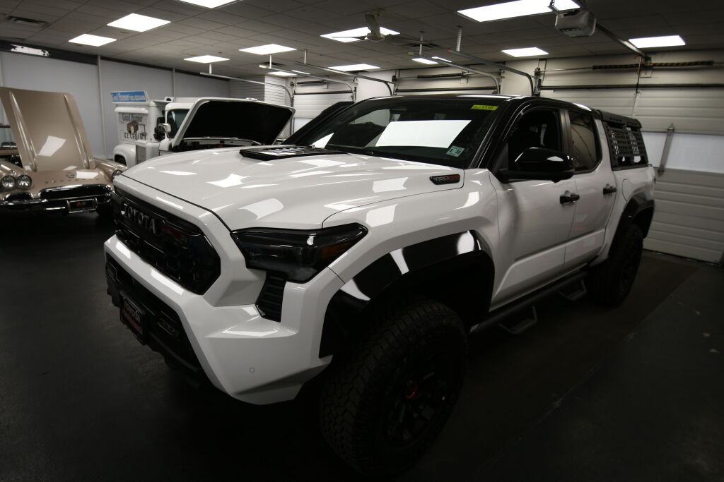 View vehicle photo 4