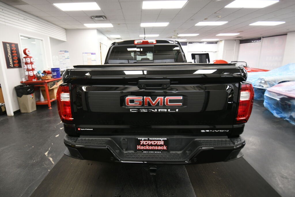View vehicle photo 7