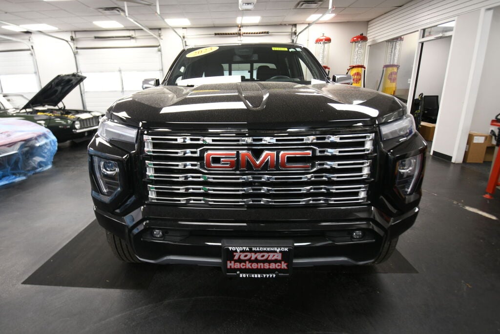 View vehicle photo 3