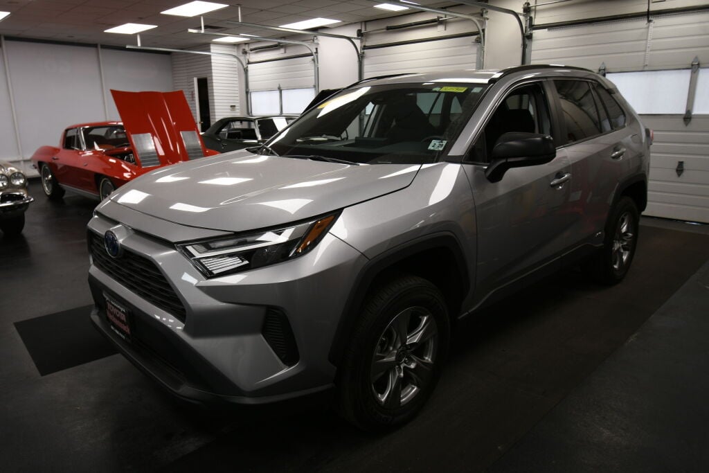 View vehicle photo 4