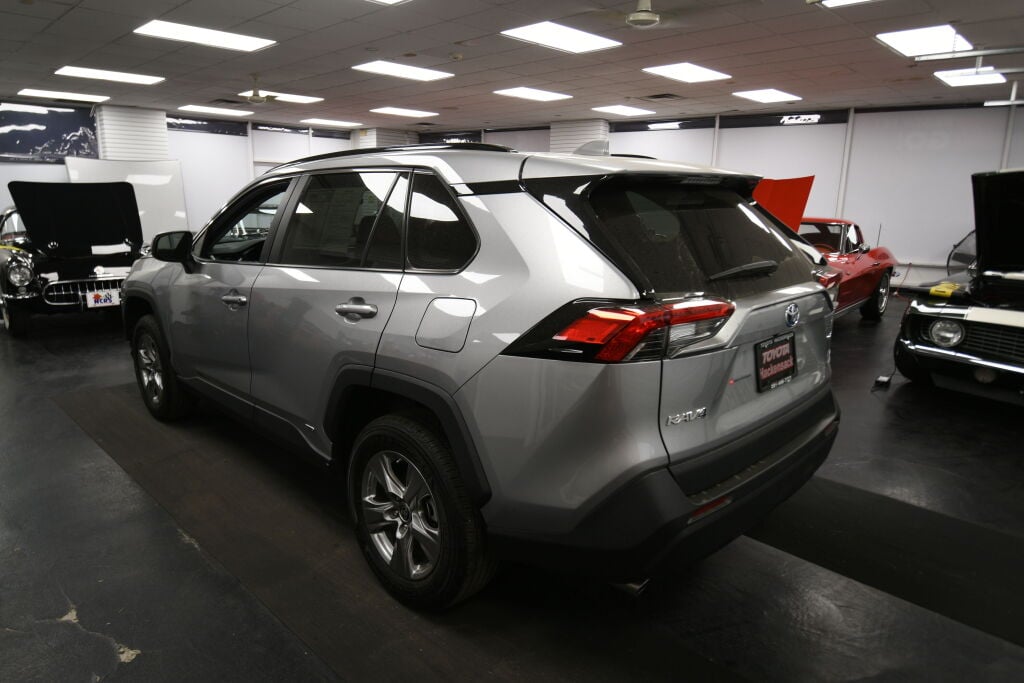 View vehicle photo 6