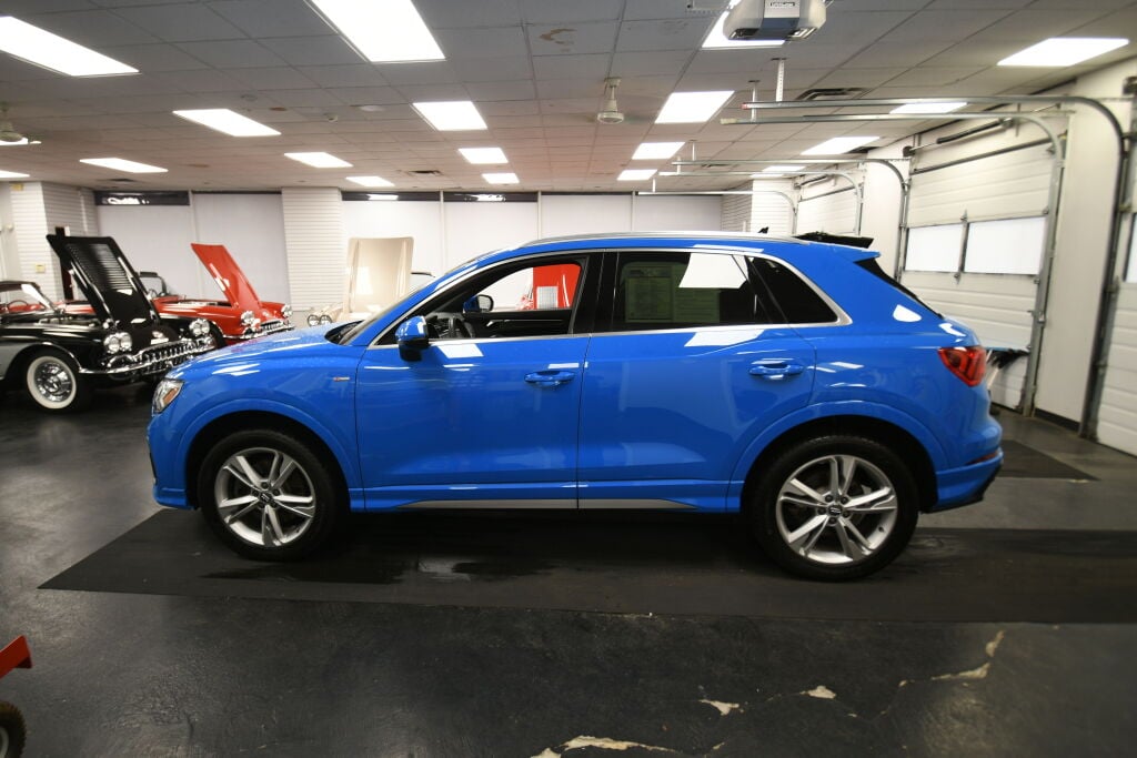 View vehicle photo 5