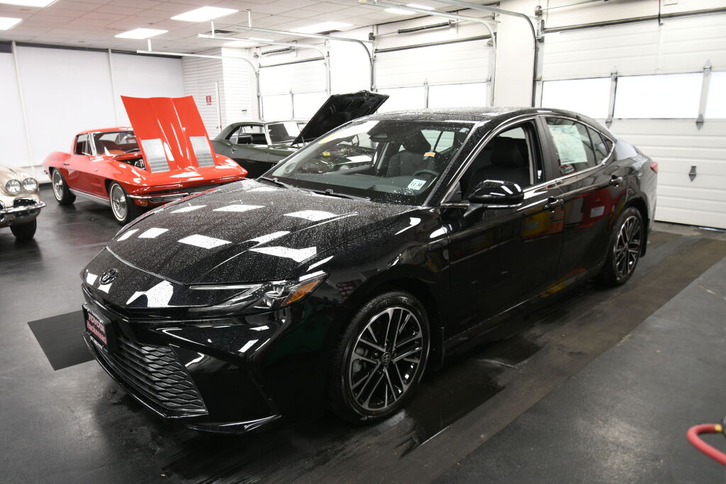 View vehicle photo 4
