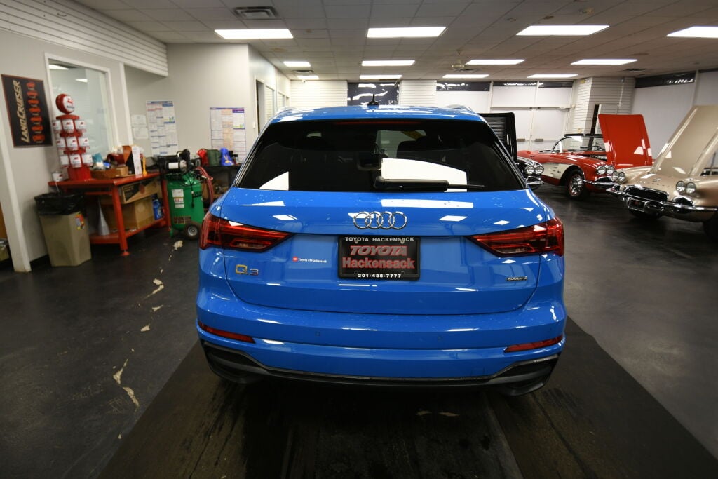 View vehicle photo 7