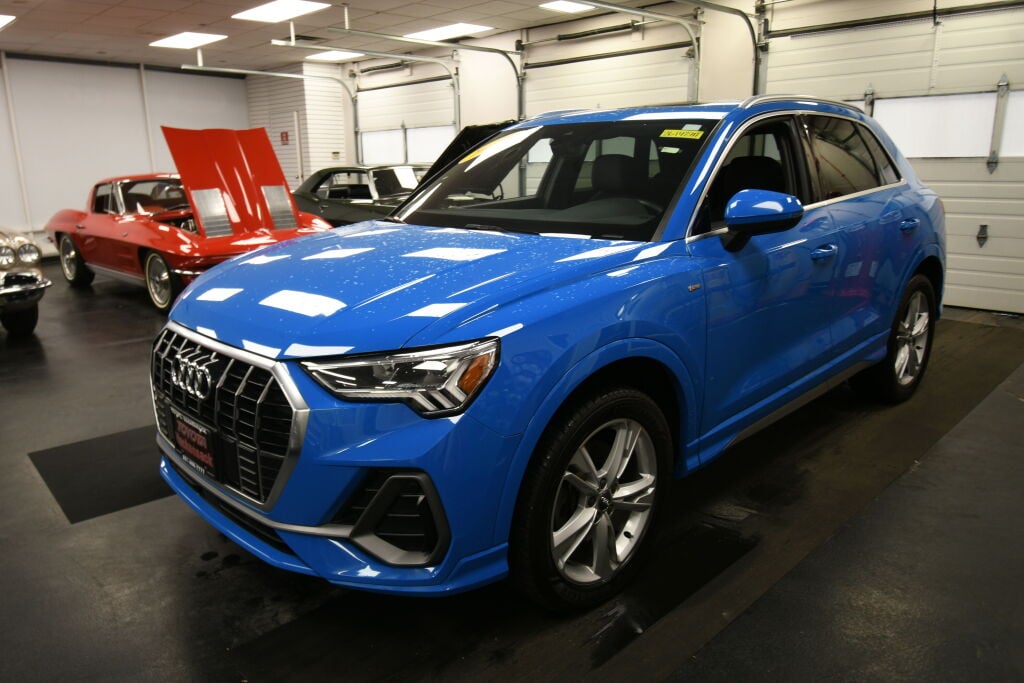 View vehicle photo 4