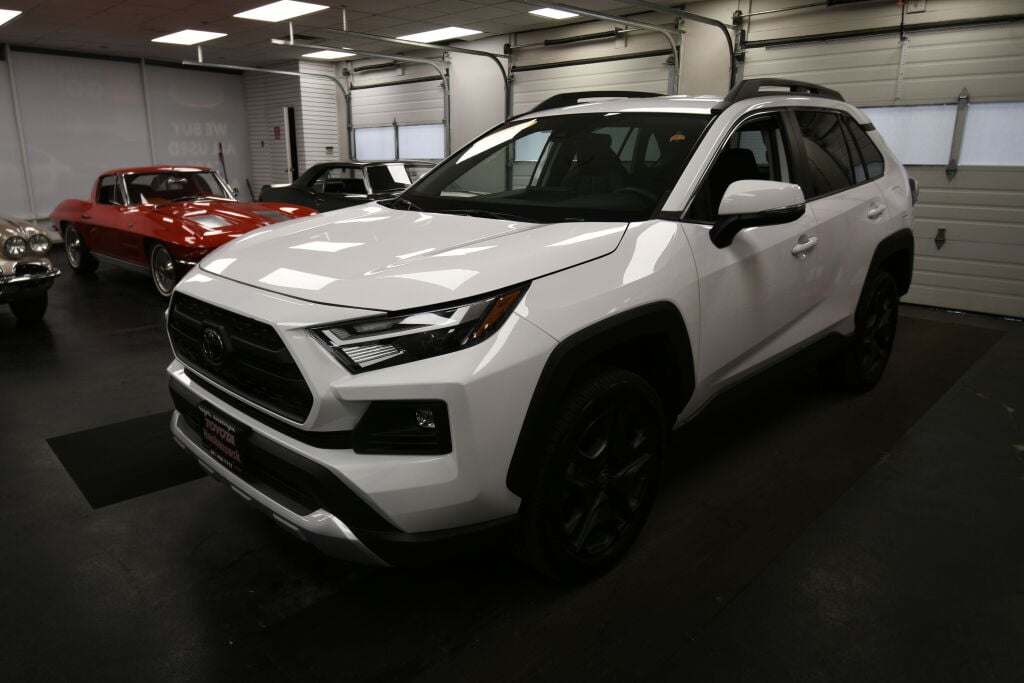 View vehicle photo 4