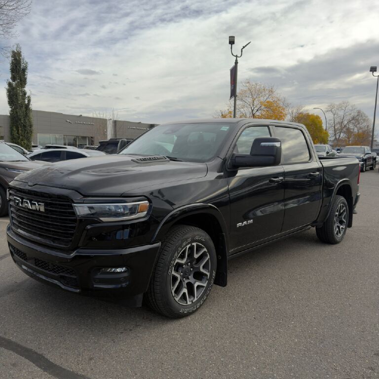 Diamond Black Crystal Pearlcoat 2025 RAM 1500 Pickup Truck Four-Wheel Drive 8-Speed Automatic Overdrive