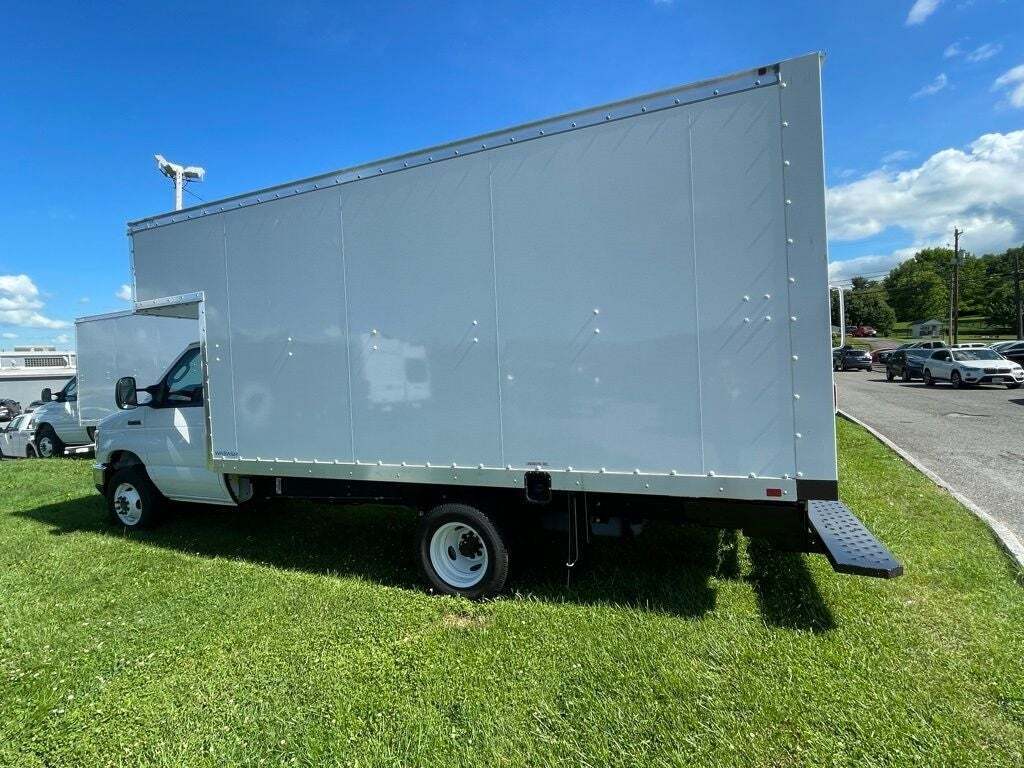 2024 Ford E-Series E-450 SD