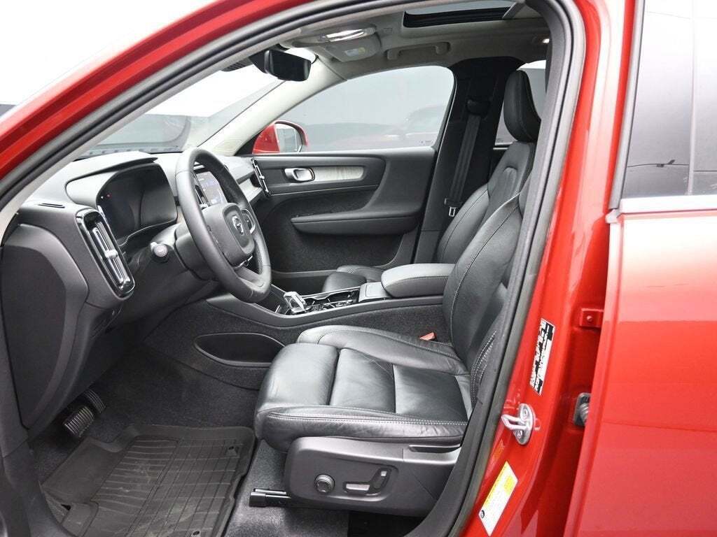 2023 Volvo XC40 B5 Plus Bright Theme