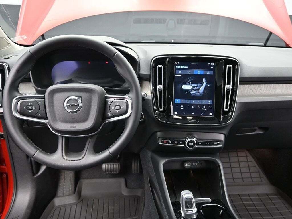 2023 Volvo XC40 B5 Plus Bright Theme