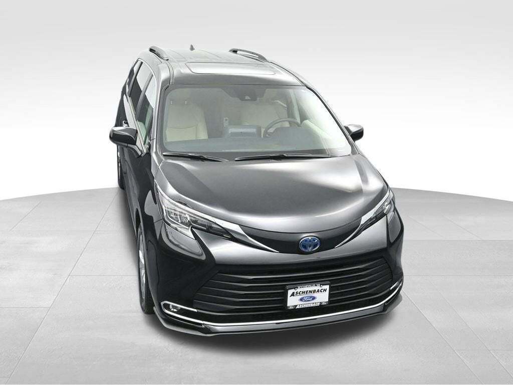 2024 Toyota Sienna XLE 7-Passenger