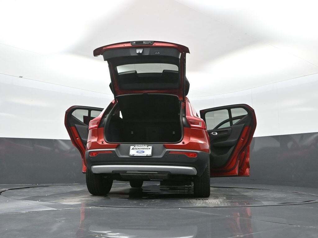 2023 Volvo XC40 B5 Plus Bright Theme