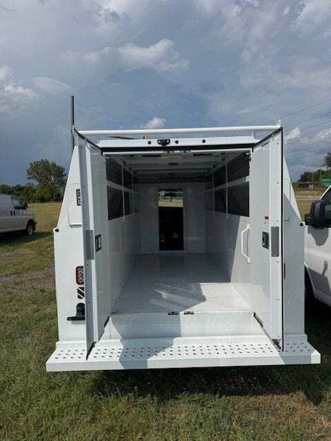 2025 Chevrolet Express 3500