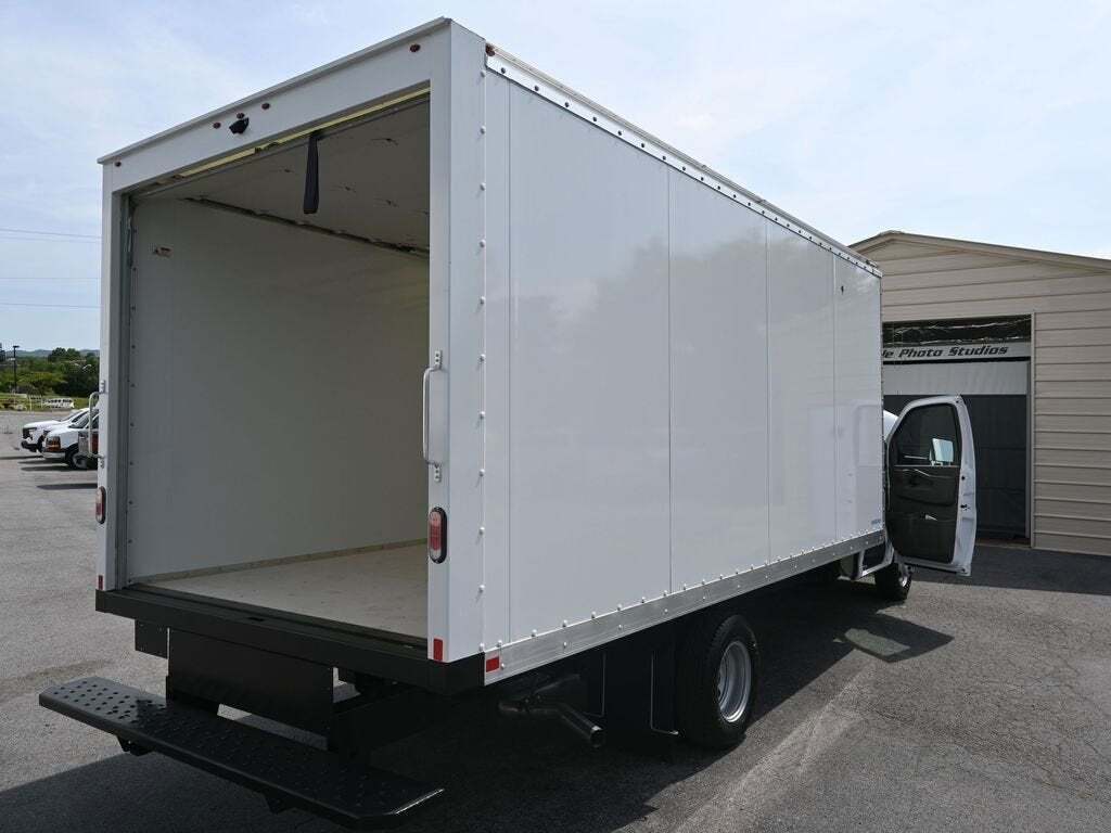 2023 GMC Savana 4500