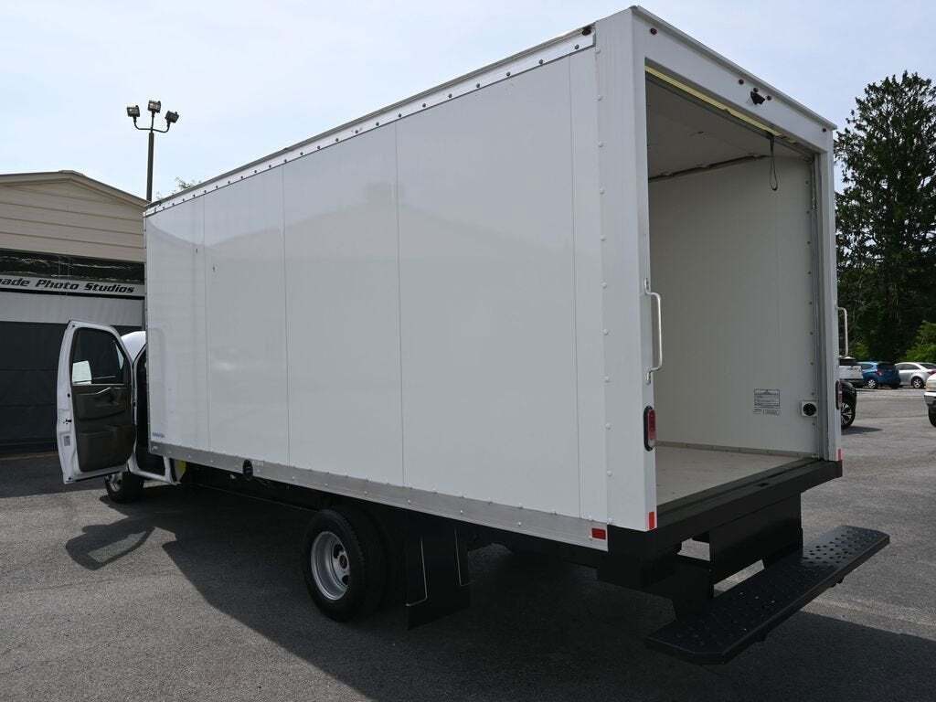 2023 GMC Savana 4500