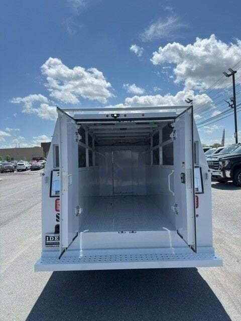 2025 Chevrolet Express 3500
