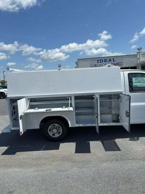 2025 Chevrolet Express 3500