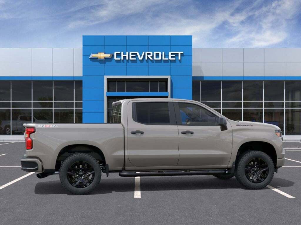 2026 Chevrolet Silverado 1500 4WD Crew Cab Standard Bed Custom