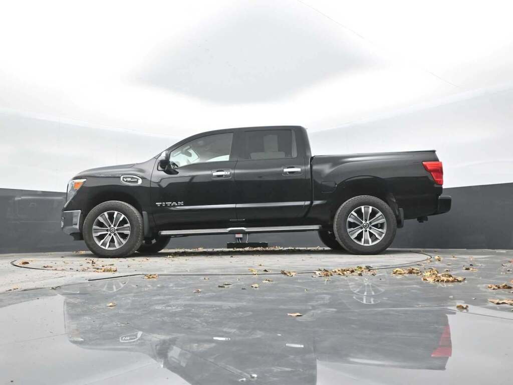 2017 Nissan TITAN SL