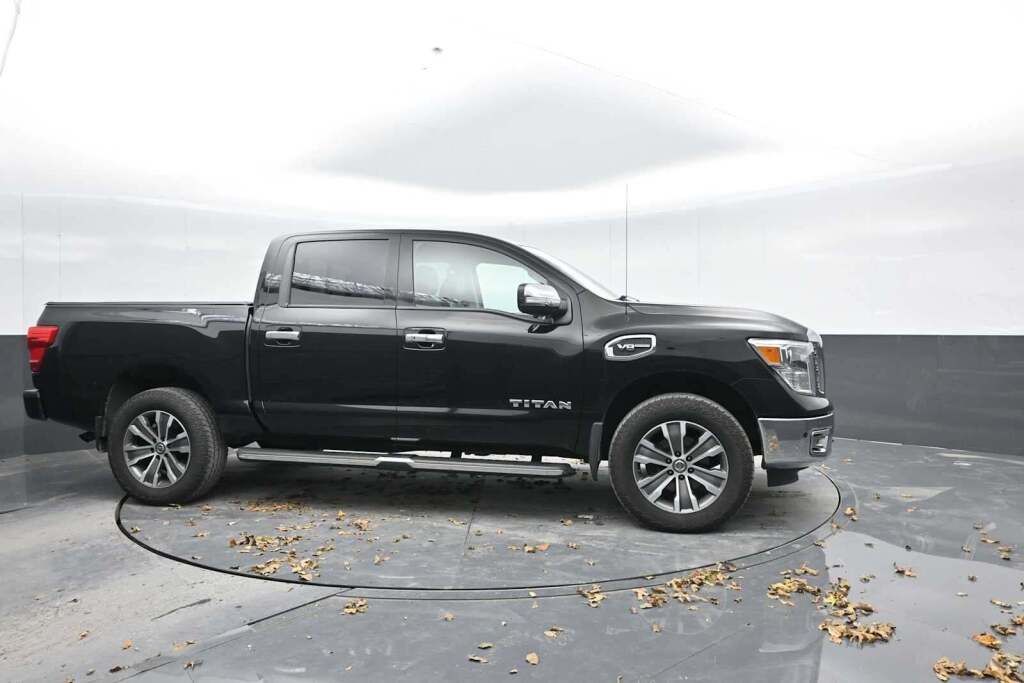 2017 Nissan TITAN SL