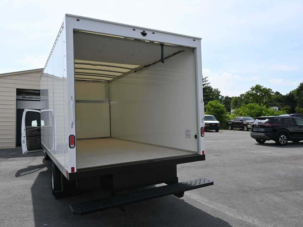 2023 GMC Savana Cutaway 4500 Van