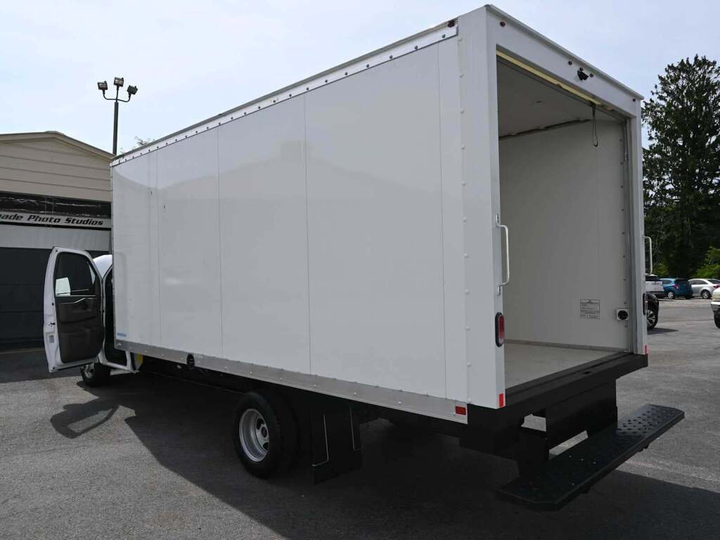 2023 GMC Savana Cutaway 4500 Van