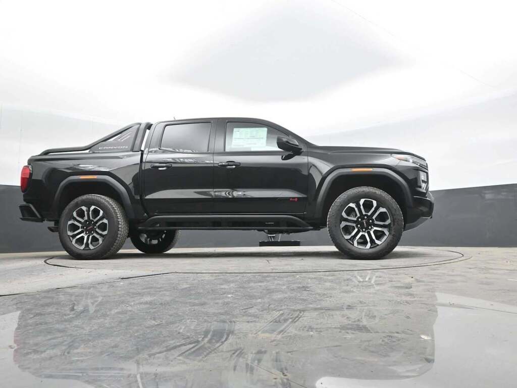 2025 GMC Canyon 4WD AT4