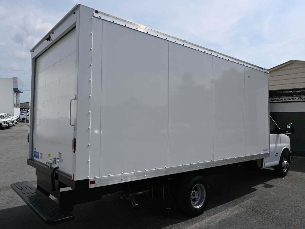 2023 GMC Savana Cutaway 4500 Van