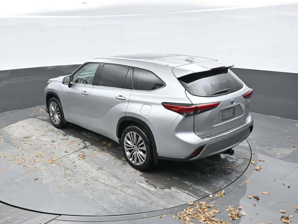 2022 Toyota Highlander Hybrid Platinum