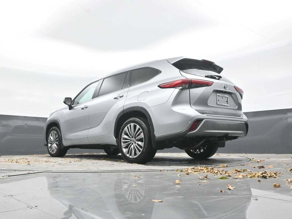 2022 Toyota Highlander Hybrid Platinum