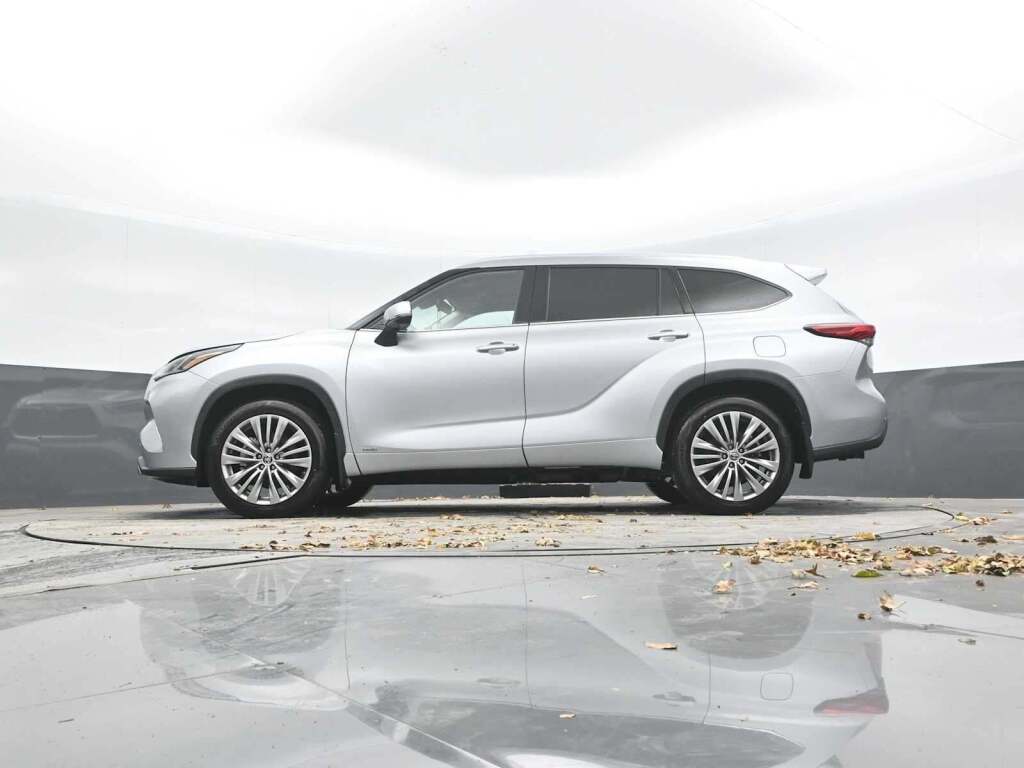 2022 Toyota Highlander Hybrid Platinum
