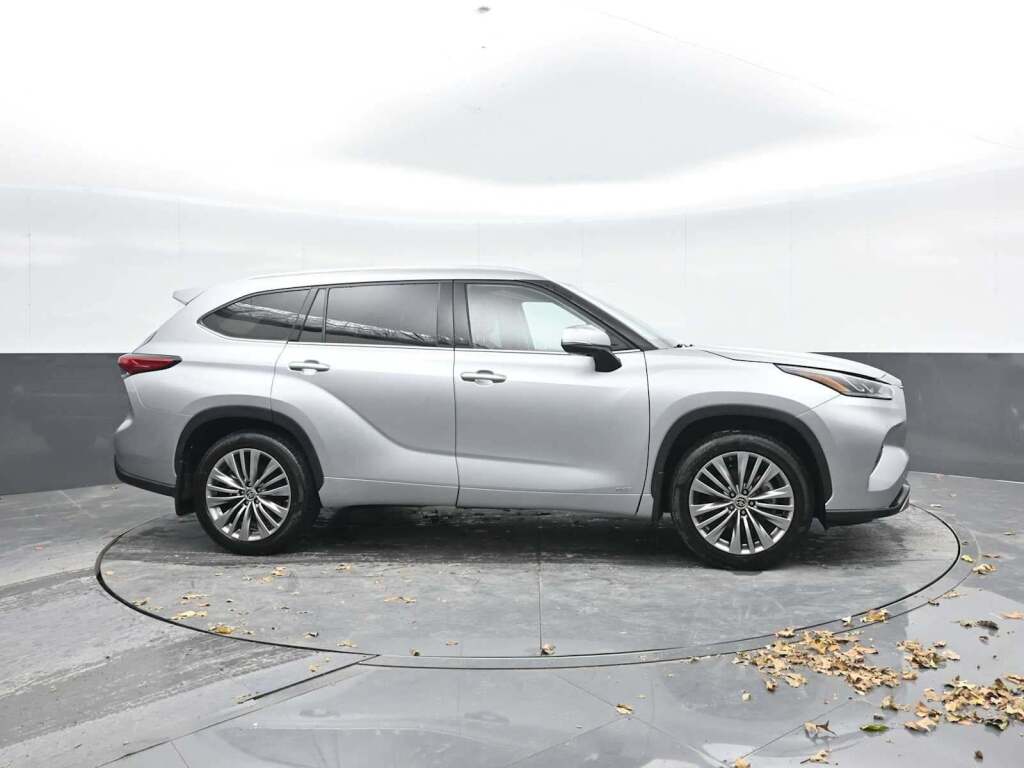 2022 Toyota Highlander Hybrid Platinum