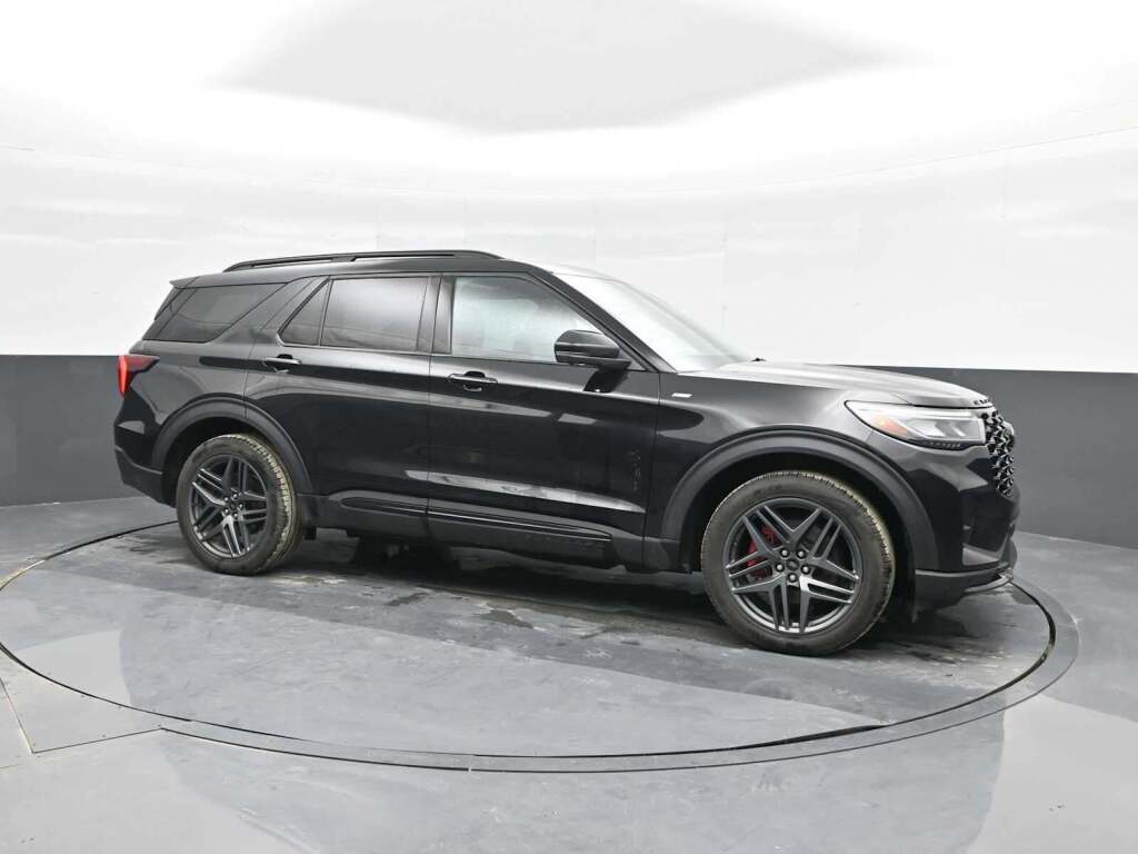 2025 Ford Explorer ST-LINE's photo
