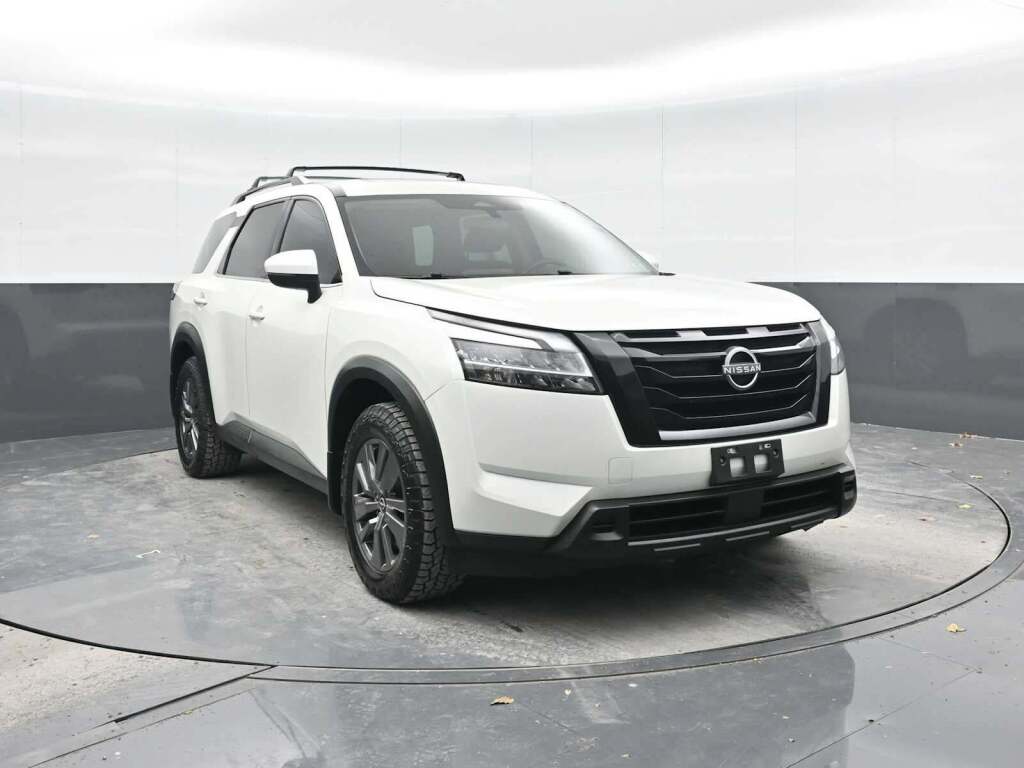 2022 Nissan Pathfinder SV's photo