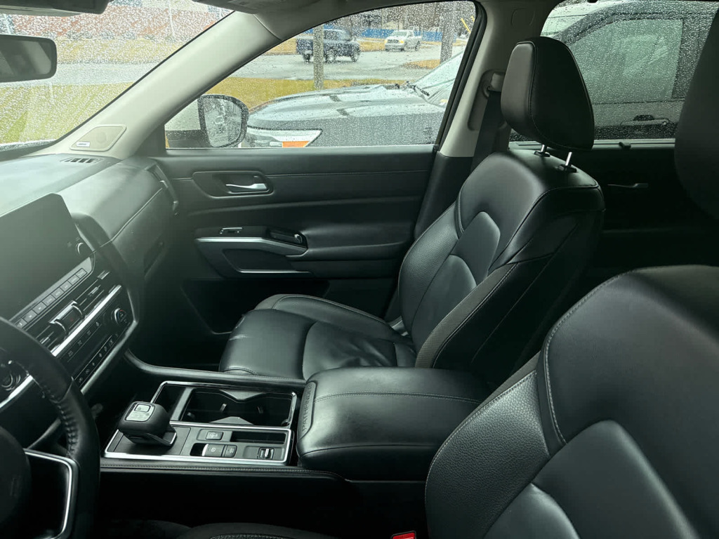 2023 Nissan Pathfinder SL FWD