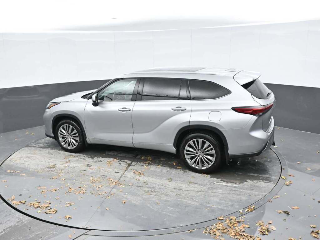 2022 Toyota Highlander Hybrid Platinum