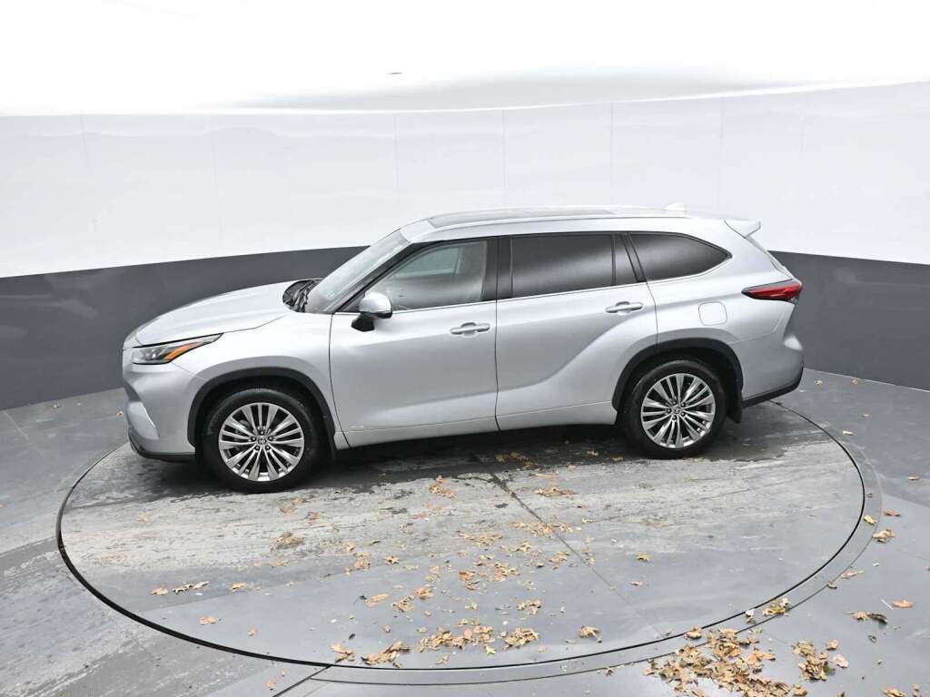2022 Toyota Highlander Hybrid Platinum