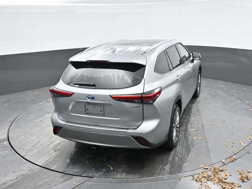 2022 Toyota Highlander Hybrid Platinum