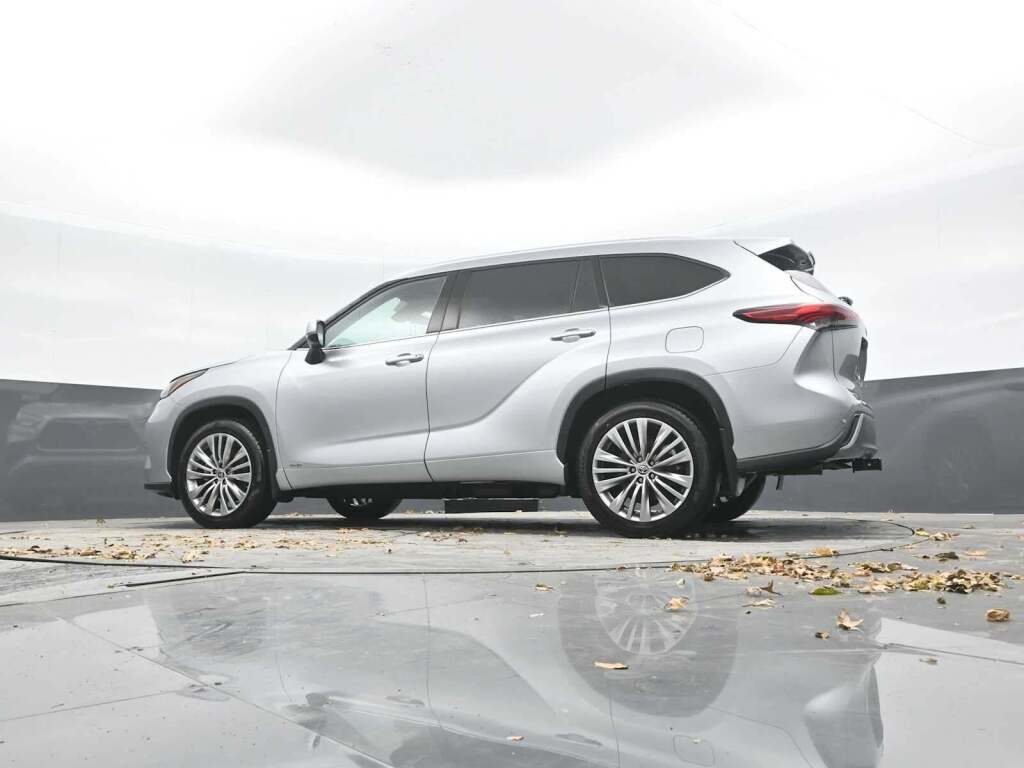 2022 Toyota Highlander Hybrid Platinum